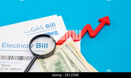 Augmentation du coût de la vie. Factures d'électricité et de gaz et billets en dollars américains. Concept d'augmentation des coûts du ménage. Banque D'Images