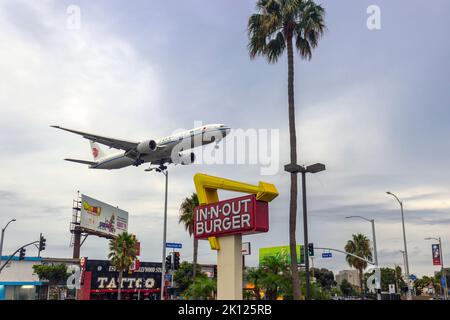 Un passager d'Air China a survolé dans N Out Burger sur Sepulveda Blvd avant d'atterrir sur 25R à LAX sur 10 septembre 2022 Banque D'Images