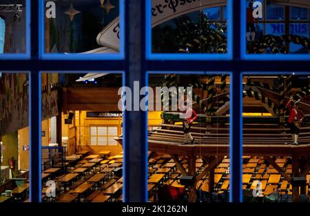 Munich, Allemagne. 15th septembre 2022. Des bancs de bière et des tables de bière sont situés sur le terrain de l'Oktoberfest, dans un chapiteau. L'Oktoberfest aura lieu du 17.09.2022 au 03.10.2022. Credit: Sven Hoppe/dpa/Alay Live News Banque D'Images