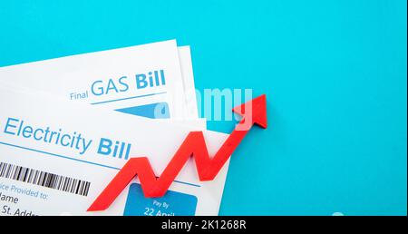 Comptes utilitaires et flèche montante rouge. Factures d'électricité et de gaz. Concept d'augmentation des coûts énergétiques et de chauffage. Banque D'Images