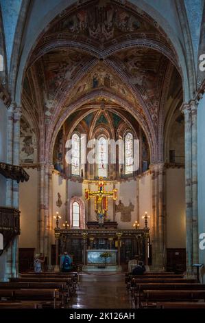 Assise, un voyage à travers l'histoire et la religion. La basilique de Santa Chiara Banque D'Images