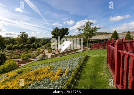 Le jardin clos de la reine Elizabeth à Dumfries House. Dame Sue Bruce, présidente du conseil d'administration de la Fondation du Prince à Dumfries House dans l'est du Ayrshire, en Écosse, a parlé du rôle du roi Charles III dans la sauvegarde de la Maison Dumfries et de sa vision d'utiliser la propriété comme attraction touristique, employeur principal, Et base pour les initiatives d'éducation et de formation gérées par sa Fondation. Date de la photo: Mercredi 14 septembre 2022. Banque D'Images