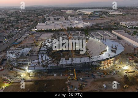 Une vue aérienne générale du chantier du Dôme Intuit avec le stade SoFi en toile de fond, le mercredi 14 septembre 2022, à Inglewood, Etalonnage L'arène est le futur domicile de l'équipe de basket-ball LA Clippers. Banque D'Images