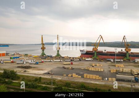 Vue aérienne depuis le drone du chargement du cargo. Travailler dans le port. Banque D'Images