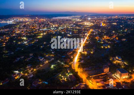 Vue aérienne depuis le drone de la ville illuminée au crépuscule. Varna, Bulgarie Banque D'Images