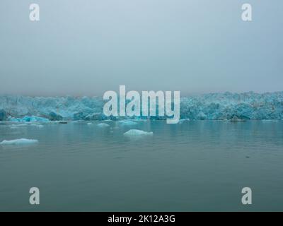 Vue panoramique sur le glacier du 14th juillet ou le Fjortende Julibreen. Est un magnifique glacier trouvé dans le nord-ouest du Spitsbergen. Banque D'Images