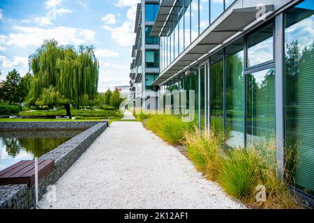 Prague, République Tchèque - 2 septembre 2022: Vue sur la rue du centre d'affaires de Chodov, le parc. Quartier moderne animé avec des bâtiments en acier et en verre. Banque D'Images