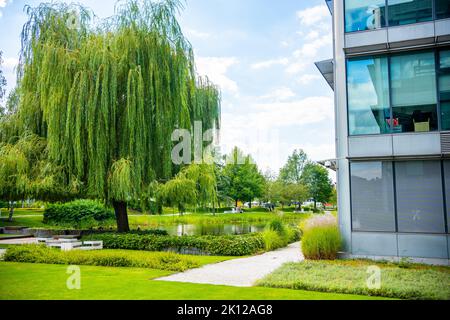 Prague, République Tchèque - 2 septembre 2022: Vue sur la rue du centre d'affaires de Chodov, le parc. Quartier moderne animé avec des bâtiments en acier et en verre. Banque D'Images