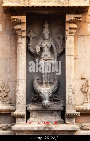 Statue de la déesse Mahisasurmardini sur le temple de Brihadeshwara, le grand temple, le temple de la dynastie Chola, Thanjavur, Tamil Nadu, Inde. Banque D'Images