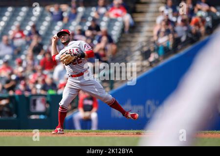 CLEVELAND, OH - 14 SEPTEMBRE : David Fletcher (22 ans), l'arrêt court des Angels de Los Angeles, lance un coureur après avoir joué dans le ballon lors d'un match de la MLB contre les Guardians de Cleveland le 14 septembre 2022 au progressive Field à Cleveland, Ohio. (Photo de Joe Robbins/image du sport) Banque D'Images