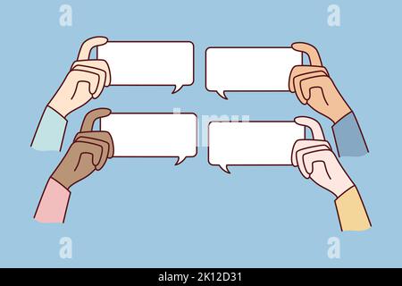 Les mains de diverses personnes tiennent des bulles de message de maquette avec des commentaires en ligne. Les utilisateurs commentent sur Internet. Parlez des bulles avec un espace de copie vide. Commentaires et notification. Illustration de Vecteur