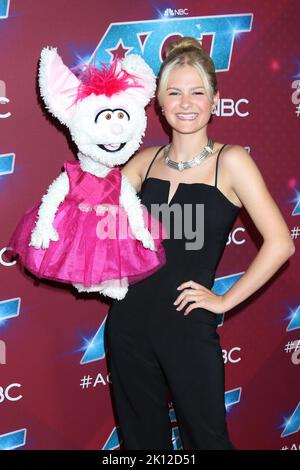 LOS ANGELES - 14 septembre : Darci Lynne Farmer, pétunia à la saison des talents de l'America's Got 17 - vainqueur du spectacle en direct tapis rouge à l'hôtel Pasadena Sheraton sur 14 septembre 2022 à Pasadena, CA Banque D'Images