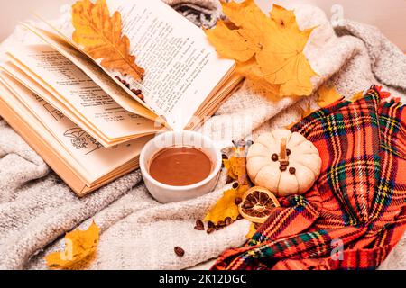 Livre de composition d'automne, tasse de café, citrouille et feuilles Banque D'Images