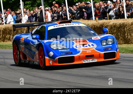 Mika Hakkinen, Emanuele Pirro, McLaren F1 GTR, Une variété de voitures GT du milieu de l'année 90s jusqu'à aujourd'hui qui ont participé à des événements prestigieux dans le monde Banque D'Images