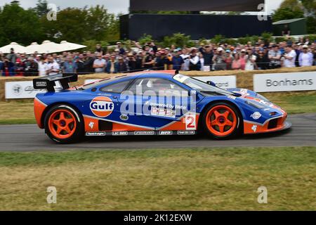 Mika Hakkinen, Emanuele Pirro, McLaren F1 GTR, Une variété de voitures GT du milieu de l'année 90s jusqu'à aujourd'hui qui ont participé à des événements prestigieux dans le monde Banque D'Images