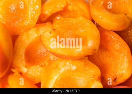 Abricots moelleux, tranches d'abricot, vue de dessus en gros plan. Banque D'Images