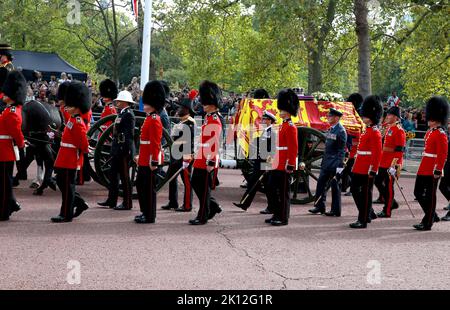 Le cercueil portant la reine Elizabeth II se rend le long du Mall pendant la procession de l'État menteur de la reine Elizabeth II à Londres, au Royaume-Uni. Banque D'Images