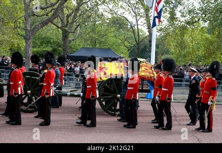 Le cercueil portant la reine Elizabeth II se rend le long du Mall pendant la procession de l'État menteur de la reine Elizabeth II à Londres, au Royaume-Uni. Banque D'Images