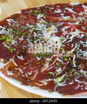 Viande espagnole séchée typique, viande de boeuf. Jambon de bœuf espagnol fumé. Cecina de León avec fromage Zamora Banque D'Images