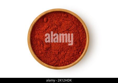 Poudre de paprika dans un bol en bois sur fond blanc Banque D'Images