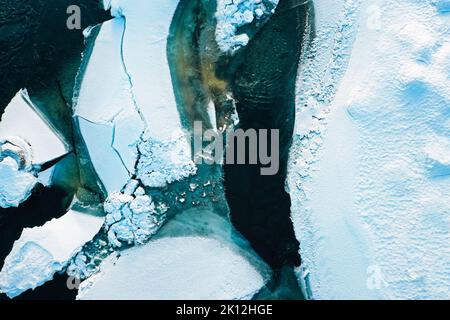 Vue des oiseaux sur les flotteurs de glace brisés de la rivière Otra partiellement gelée pendant l’hiver à Setesdal en Norvège Banque D'Images