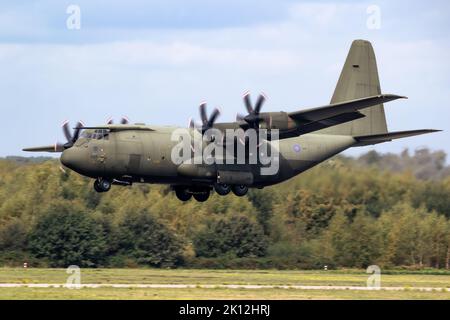 British Royal Air Force Lockheed C-130J Hercules C.4 avion de transport atterrissant sur la base aérienne d'Eindhoven. Pays-Bas - 14 septembre 2022 Banque D'Images