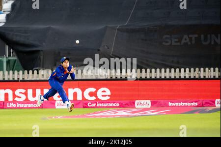 Radha Yadav, en Inde, fait une prise de plongée pour le cricket de Bryony Smith dans la deuxième série Vitality IT20 entre l'Angleterre et l'Inde Banque D'Images