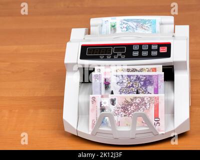 L'argent de l'Irlande du Nord - des livres dans une machine à compter Banque D'Images