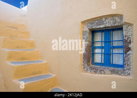 La fenêtre et les escaliers de la terrasse traditionnelle de Santorin, Grèce Banque D'Images