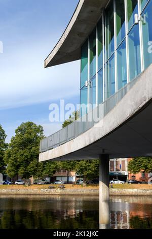 Halmstad, Suède - 20 août 2022: Halmstads Stadsbibliotek, bibliothèque moderne de la ville la rive est de la rivière entre Kapsylparen et Filtparken Banque D'Images