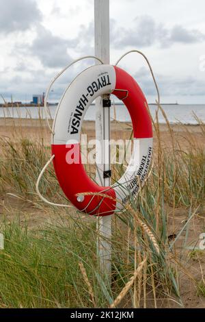 Halmstad, Suède - 20 août 2022 : bouée de sauvetage de la ville de Halmstad sur la plage Banque D'Images