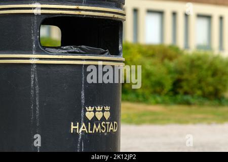 Halmstad, Suède - 20 août 2022 : logo de la ville de Halmstad sur la poubelle publique. Rédactionnel. Banque D'Images