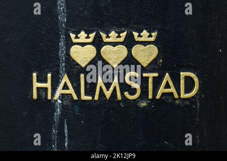 Halmstad, Suède - 20 août 2022 : logo de la ville de Halmstad sur la poubelle publique. Rédactionnel. Banque D'Images