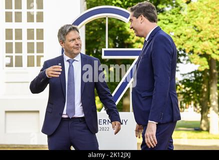 Neuhardenberg, Allemagne. 15th septembre 2022. Olivier Becht, ministre français adjoint du Commerce extérieur, est accueilli par Robert Habeck (Bündnis 90/Die Grünen), ministre allemand des Affaires économiques et de la protection du climat, lors de la réunion de G7 ministres du Commerce. Credit: John MacDougall/AFP pool/dpa/Alay Live News Banque D'Images