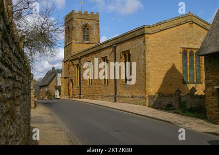 L'église Saint-Jean-Baptiste dans le village de Boughton, Northamptonshire, Royaume-Uni; les premières parties datent du 16th siècle Banque D'Images