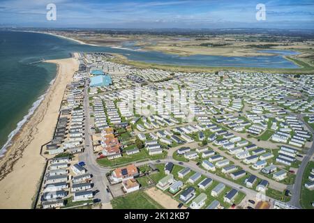 Photo aérienne de la plage de West Sands et du complexe de caravanes de vacances à Selsey dans West Sussex à côté de la plage et de la réserve naturelle de Medmerry. Banque D'Images