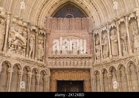 Détail du portail de l'église San Bartolomé à Logrono, Espagne. Banque D'Images