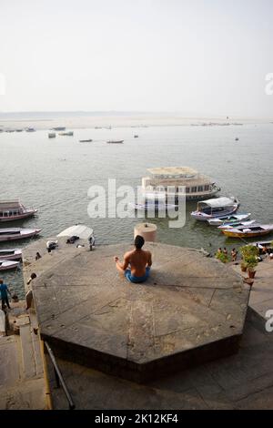 Homme méditant sur le ghat Dashashwamedh, Varanasi, Inde Banque D'Images