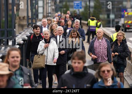 Des membres du public dans la file d'attente sur le pont Lambeth, à Londres, attendent de voir la reine Elizabeth II dans l'état avant ses funérailles, lundi. Date de la photo: Jeudi 15 septembre 2022. Banque D'Images