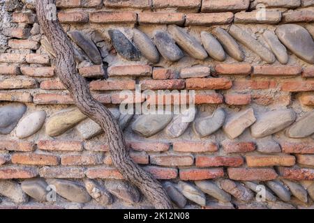 fond en pierre, vintage. Mur d'une ancienne maison en pierres et briques Banque D'Images