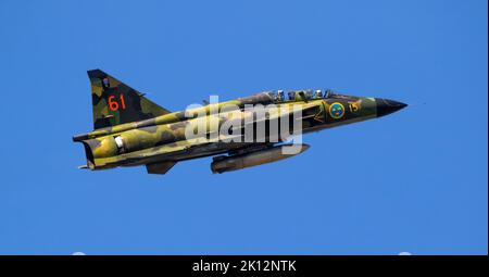 Ancien avion de chasse de la Force aérienne suédoise Saab 37 Viggen en vol au-dessus de la base aérienne Kleine-Brogel. Belgique - 14 septembre 2019. Banque D'Images