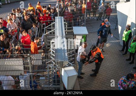 LUBIN, POLOGNE - 15 JUILLET 2022: Match de football polonais PKO Ekstraklasa entre KGHM Zaglebie Lubin vs Slask Wroclaw 0:0. Recherche de sécurité partisans a Banque D'Images