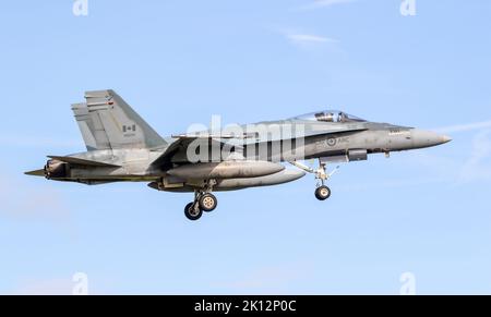 Avion de chasse FC-18 Hornet de la Force aérienne royale du Canada de la BFC Bagotville, à partir de la 3 e Escadre, en arrivant à la base aérienne de Leeuwarden. Pays-Bas - 30 mars 2022 Banque D'Images