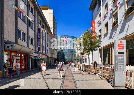 Kaiserslautern, Allemagne - août 2022: Rue commerçante appelée 'Fackelstrasse' avec des gens et un centre commercial appelé 'K' dans le centre-ville Banque D'Images