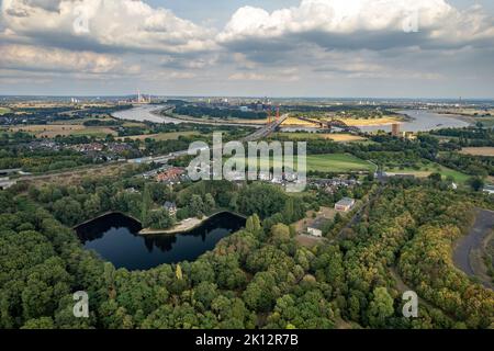 Blick aus der Luft auf den Rhein zwischen Duisburg und Moers, Nordrhein-Westfalen, Deutschland, Europa | vue aérienne sur le rhin entre Duis Banque D'Images