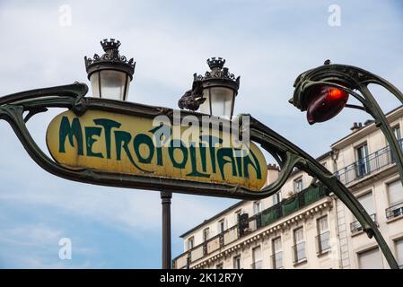 Paris, France. Août 2022. Près d'un panneau Metropolitain indiquant l'entrée d'une station de métro. Le métro parisien est célèbre pour ses Banque D'Images