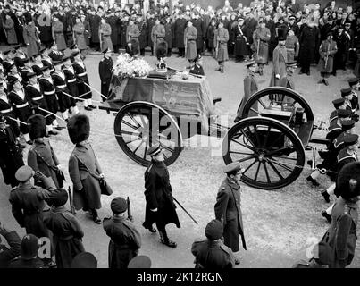Photo du dossier datée du 15/2/1952 du dernier voyage du roi George VI, lorsque son cercueil a été pris en procession de la gare de Windsor au service funéraire de la chapelle Saint-Georges. Les marins non-commissionnés, classement naval, tirent traditionnellement le chariot porte-armes portant le cercueil du souverain à travers les rues à l'aide de cordes, une pratique qui aura lieu pendant les funérailles de la Reine. La coutume a été adoptée en 1901 aux funérailles de Victoria lorsque la barre d'éclats du chariot d'armes à feu s'est brisée alors que son cercueil, pesant près d'une demi-tonne, a été levé en place et que les chevaux ont commencé à se déplacer. La garde navale de Banque D'Images