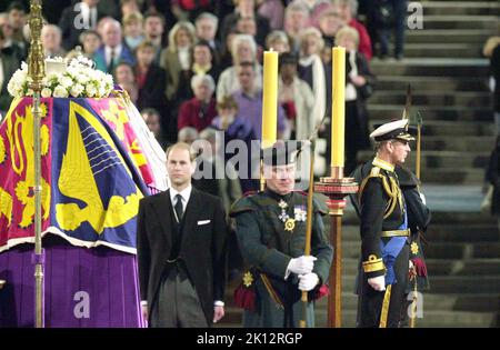 Le prince Edward et le prince Charles (à droite) se tiennent devant le drapeau qui a draqué le cercueil de la reine Elizabeth la reine mère, alors qu'elle est dans l'État et qu'elle est gardée aux quatre coins de la catafalque par ses petits-fils, dans le Westminster Hall. En 1936, les fils du roi George V - Edward VIII, duc de York (plus tard George VI), Henry, duc de Gloucester et George, duc de Kent - effectuèrent la première Vigile de l'hommage du prince, Et il est probable que les enfants de la Reine ou même les petits-enfants l'honoreront de cette façon poignante. Date de publication : jeudi 15 septembre 2022. Banque D'Images