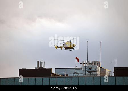 CHRISTCHURCH, NOUVELLE-ZÉLANDE, 8 SEPTEMBRE 2022 : un hélicoptère d'urgence atterrit au-dessus de l'hôpital général de Christchurch. Image granuleuse prise en basse lumière du soir. Banque D'Images