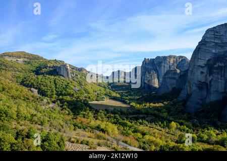 Vacances: Les merveilleux '13 monastères' et leur cadre à couper le souffle à Meteora sur le continent de la Grèce Banque D'Images